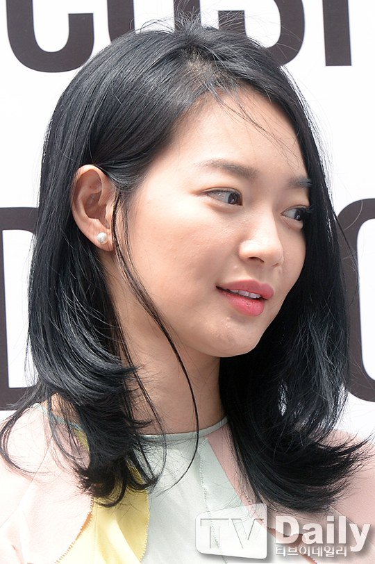 Trong góc chụp cận cảnh, Shin Min Ah để lộ gương mặt bị mụn tấn công